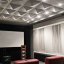 Biely Akuspace v kazetovom strope HI FI na stene kombinacia panelov Modular a QRD difuzer
