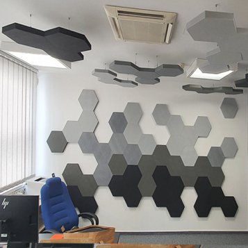 Hexagónová kompozicia na stene a strope