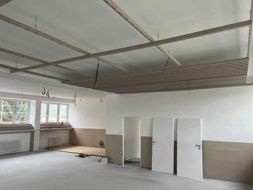 Realizácia lamiel vo farbe camel 60x40mm, rozteč 84mm