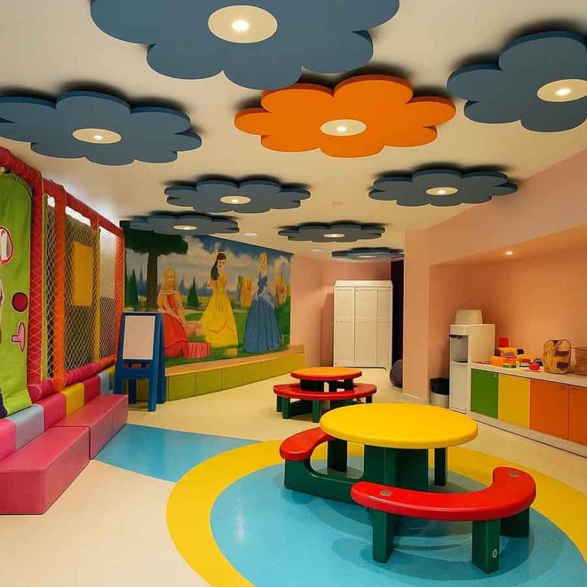 Tvarované akustické obklady s integrovaným osvetlením