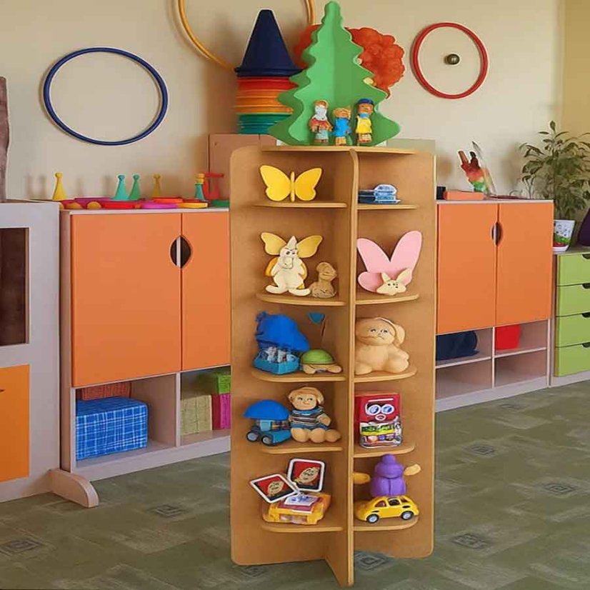 Stojan na kvety s poličkami