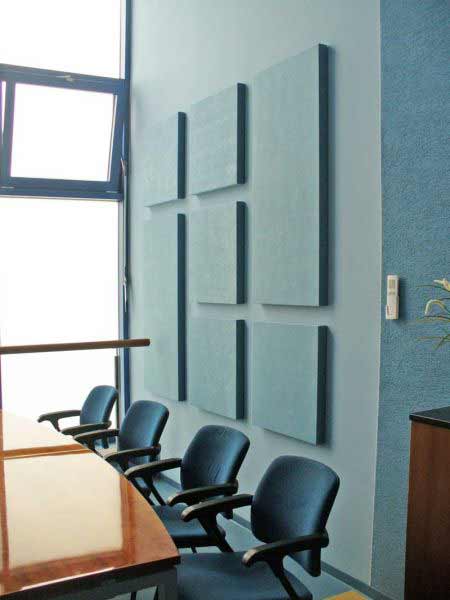Panely Modular Color v kancelarii Bojnice s vysokým stropom a ozvenou