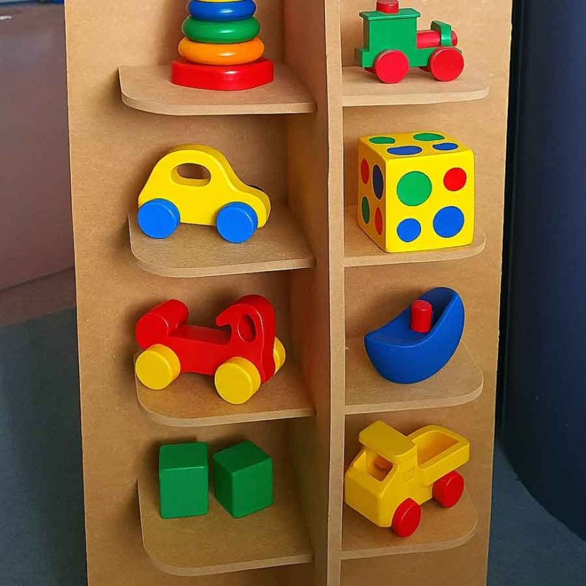 Stojan na kvety s poličkami