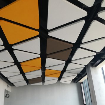 Dizajnový akustický strop