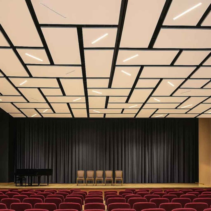 Oblaky Neo v kulturnom dome s integrovanym osvetlením