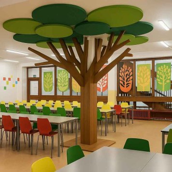 Filcová dekorácia stromu okolo stlpov