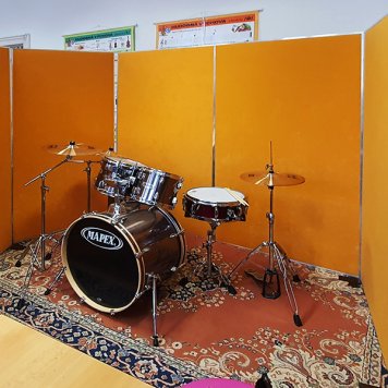 Odhlučnenie hudobnej triedy pomocou paravánov Decibel