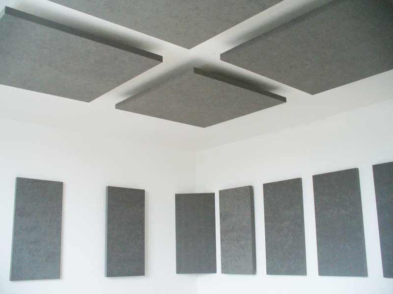 Panely Modular v posluchovej miestnosti na stene a strope
