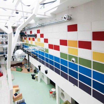 Minerálny panel Modular na stene v disko sále Jaklovce