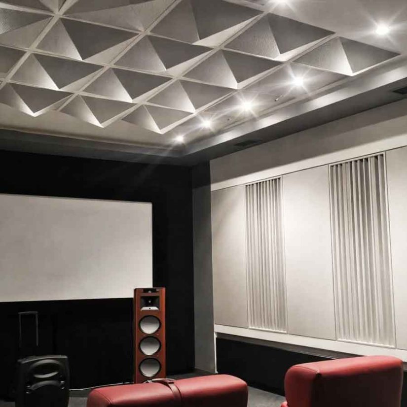 Biely Akuspace v kazetovom strope HI FI na stene kombinacia panelov Modular a QRD difuzer