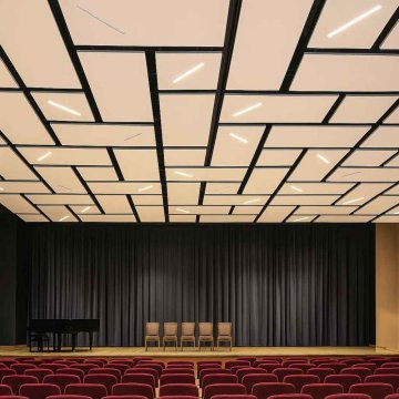 Oblaky Neo v kulturnom dome s integrovanym osvetlením